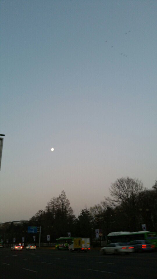 yangwork1's tweet image. 새벽 출근 길. 해인지 달인지 모를 것이 하늘에 떠서 찍어봤습니다. 새벽의 문을 열고 일터로 가는 여러분도 오늘 하루 힘내세요. ^^