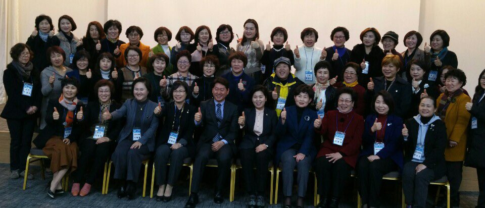 yangwork1's tweet image. 강원도당 여성위원회 워크샵에서 강연했습니다. 우리당 최문순 지사님과 평창 올림픽을 준비하는 강원도, 심기춘 도당위원장님과 함께 강원도당 여성위도 정권교체를 위해 확장, 발전하고 있어 뿌듯하고 감사했습니다. #더불어민주당