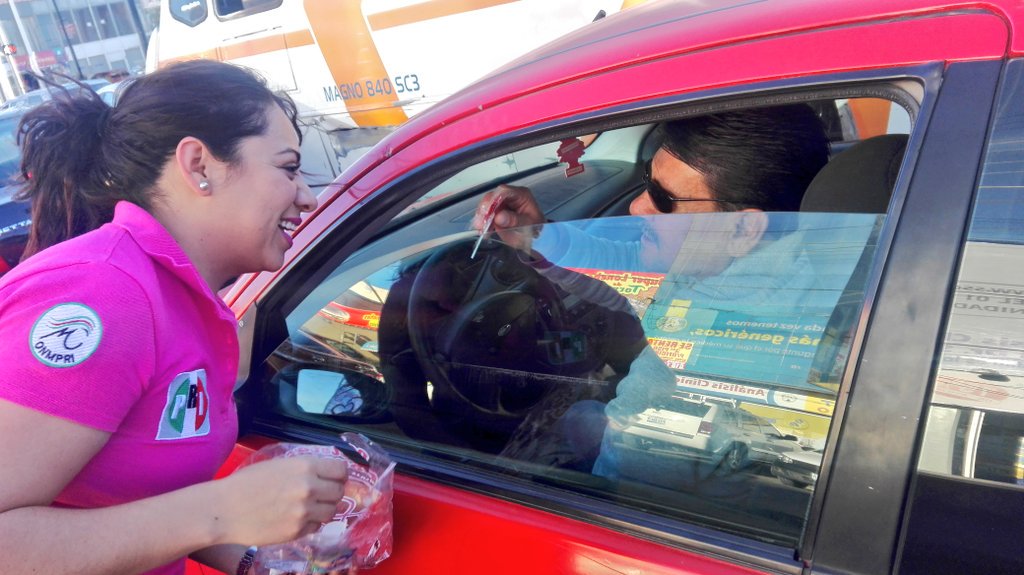 JuntasXDurango's tweet photo. Nuestra pdta @SugheyTorresR en compañía de @drahuizar deseando un feliz día del amor y la amistad https://t.co/4yo4HC8B9a