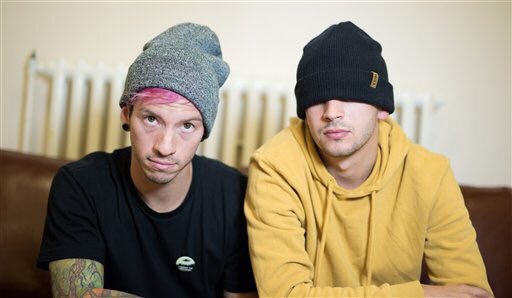 L0VEMINBIN's tweet photo. MORRAM SUFOCADOS DE FOFURA COM ESSA FOTO 

HDS CHALLENGE #Heathens #BestMovieSong #iHeartAwards https://t.co/ak5odtVbB7