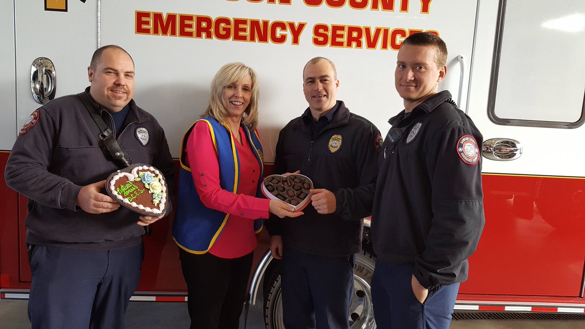 MicheleHester23's tweet photo. Great times delivering Valentine surprises to our DCES &amp; DCSO heroes. #RotaryHasHeart @RotaryDawsonGA @RotaryD6910 
https://t.co/QRtHlYCz6J https://t.co/De1GE9C5PA