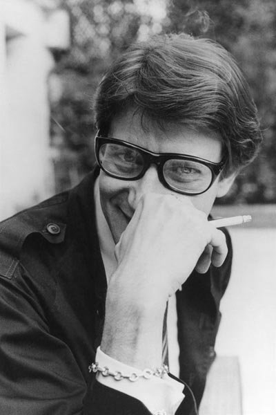 ジョージョー Yves Saint Laurent イヴ サンローラン アルジェリア生まれのイヴ サンローランのデザイナーとしてのスタートは17歳のころ 国際デザインコンクールのドレス部門で最優秀賞受賞がきっかけでクリスチャン ディオール社に迎えられます ジョージョー Yves Saint Laurent イヴ サンローラン アルジェリア生まれのイヴ サンローランのデザイナーとしてのスタートは17歳のころ 国際デザインコンクールのドレス部門で最優秀賞受賞がきっかけでクリスチャン ディオール社に迎えられます