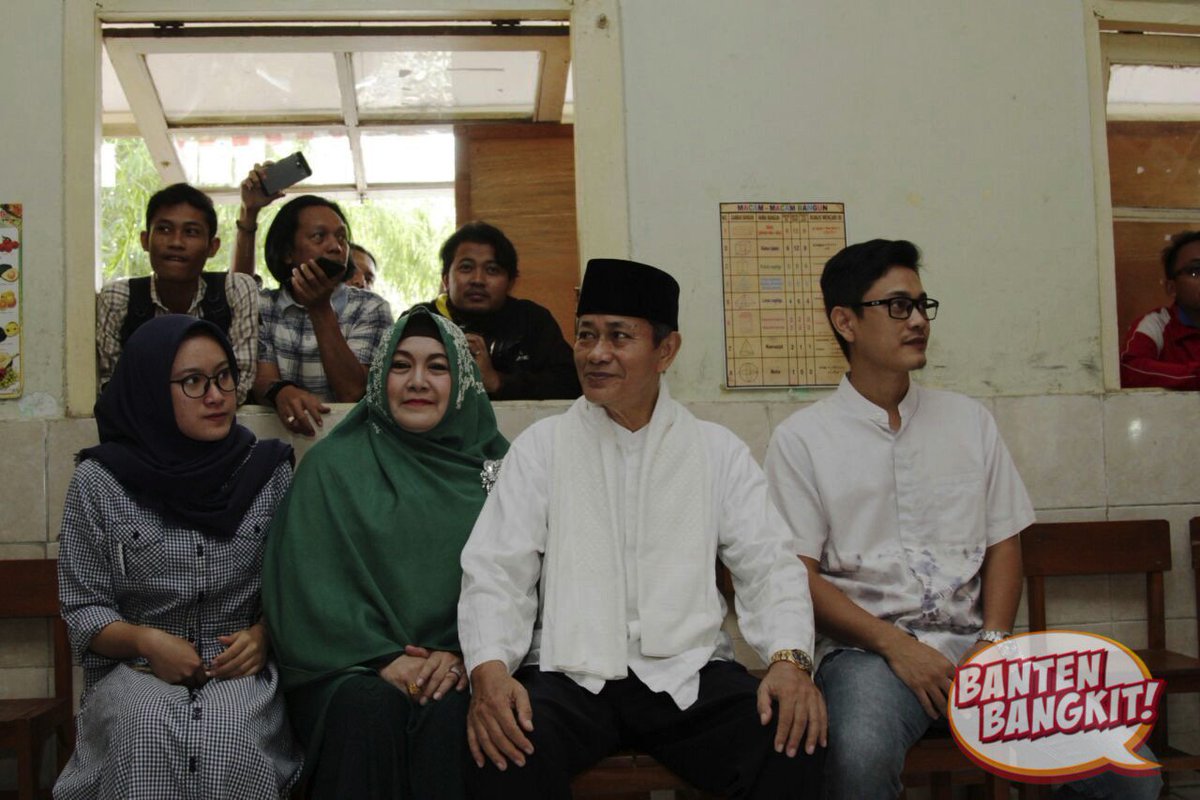 RanoEmbay's tweet photo. Tadi pagi Haji Embay dan keluarga sudah mencoblos di TPS depan kediaman beliau. #RanoEmbay #BantenBangkit https://t.co/Z8dzG02edA