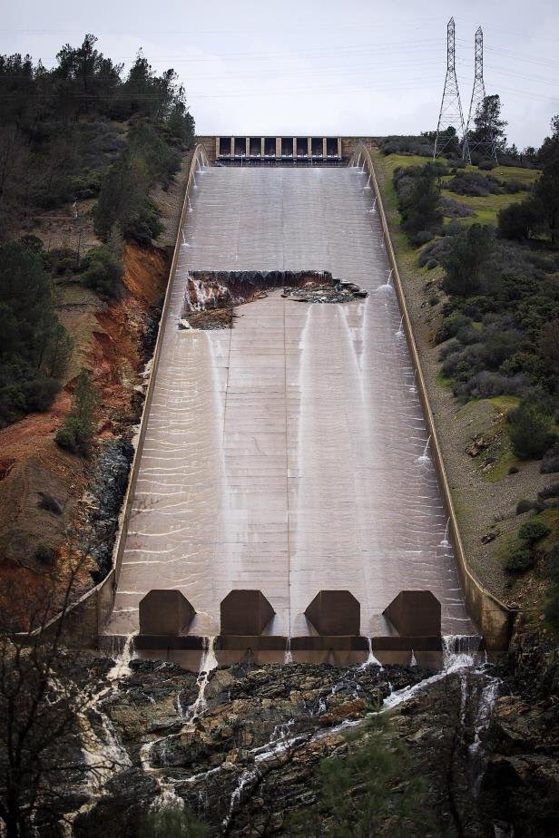 ETSIC_UPM's tweet photo. Los daños visibles de la presa de Oroville, falta analizar los daños en el interior del terreno y cimentación https://t.co/TPgW8fSE0U