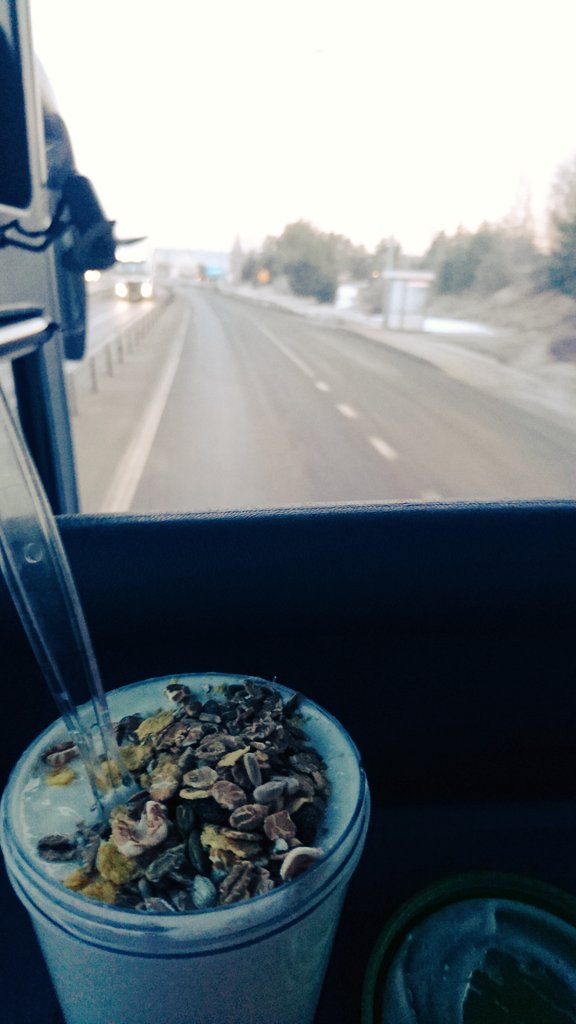 saraselling's tweet photo. Då var vi på väg mot Romme för en #aktivitetsdag med #RGTU och #RGRU. #frukostpåbussen #blåhimmel https://t.co/wkHOWDOmGA