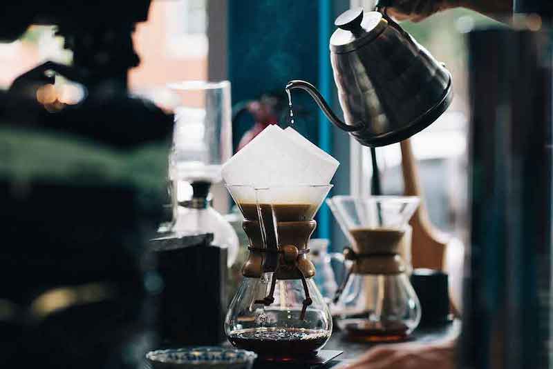 OTTENCOFFEE's tweet photo. 3 ALAT SEDUH YANG MEMBUAT RITUAL NGOPI LEBIH MEWAH >> https://t.co/KkT18WZfbl https://t.co/tqJouDQkWA