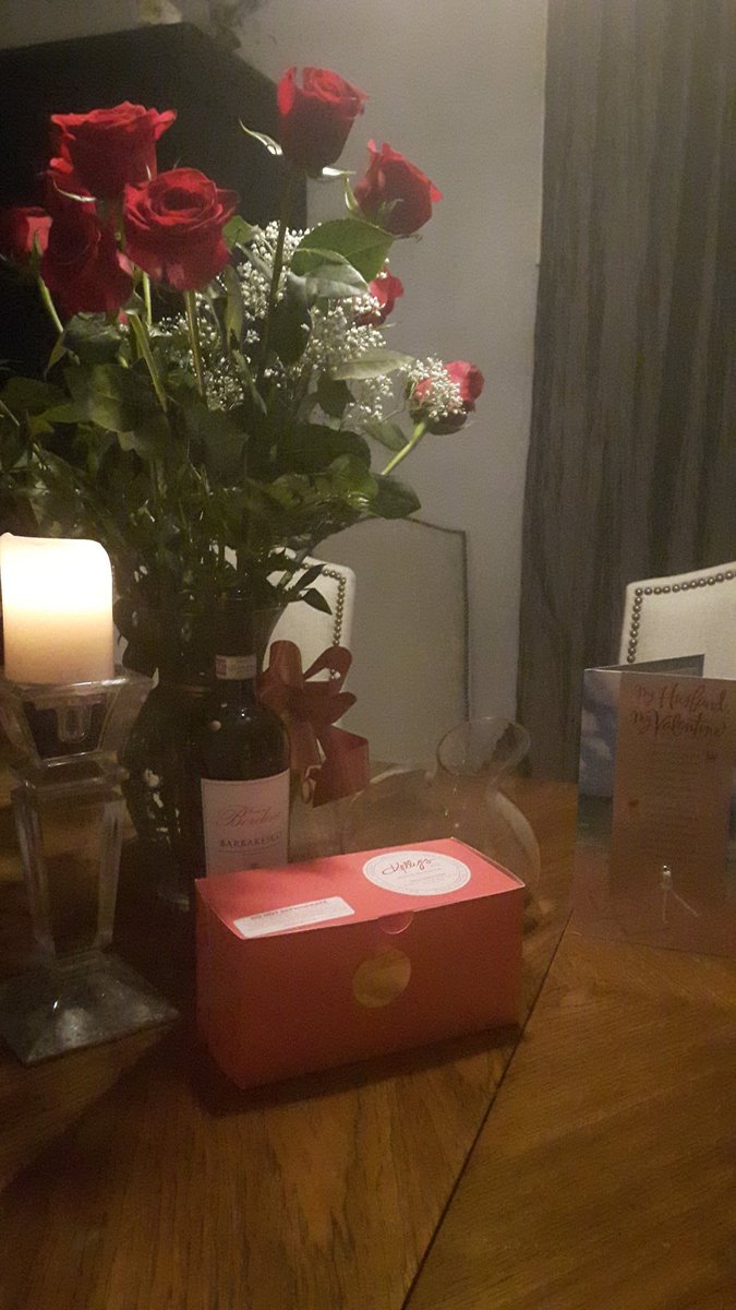 _MsHazard's tweet image. @KellysBake Every time I see this pink little box i know it's a celebration  #HVD2017 #kellysbake #gf #love #luckyme