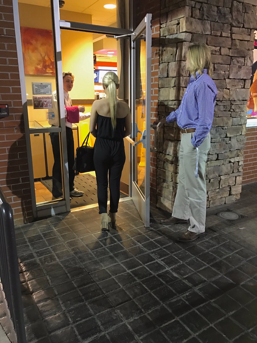 bakerbryson11's tweet photo. Zeth decided to go big this year for Valentines. Pretty girl, pretty waiter, expensive taste. https://t.co/tENgjiayeB