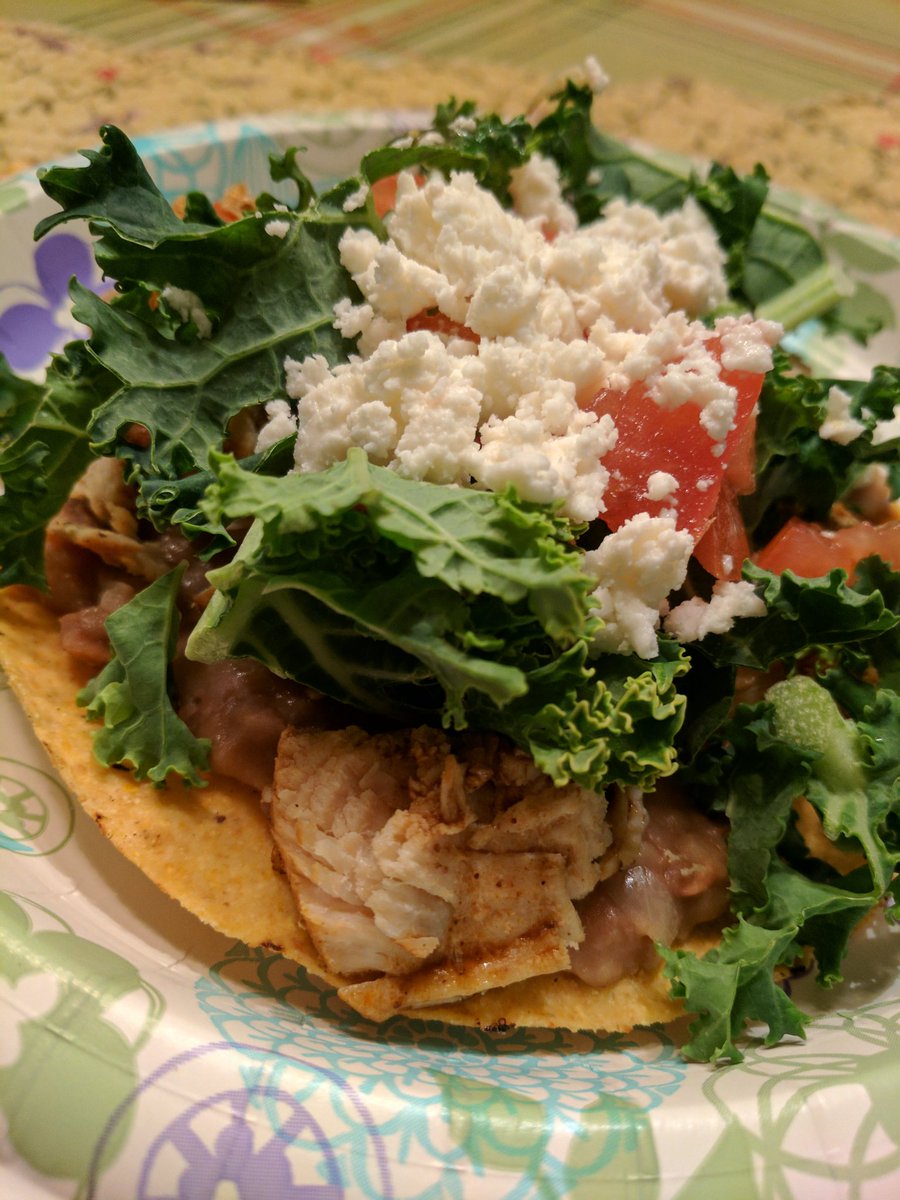 _cakegal's tweet photo. I made chicken tostadas (instead of lettuce, I used kale LOL) #mexilife https://t.co/z5H1UAWRLu