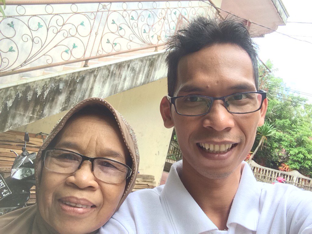 didasobat's tweet photo. Aku menyempatkan diri berswafoto bersama Ibu setelah pulang dari TPS. #RanoEmbay ✌🏻 https://t.co/NMeAtuF5Gu