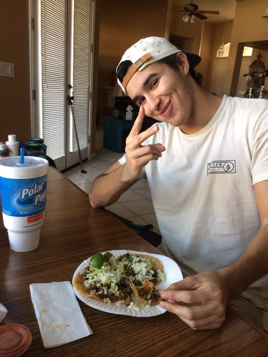 janaamiller10's tweet photo. I'd take tacos over roses any day. 😍 #whatspageantseason #byebyeabs https://t.co/fq8JpnBuVT