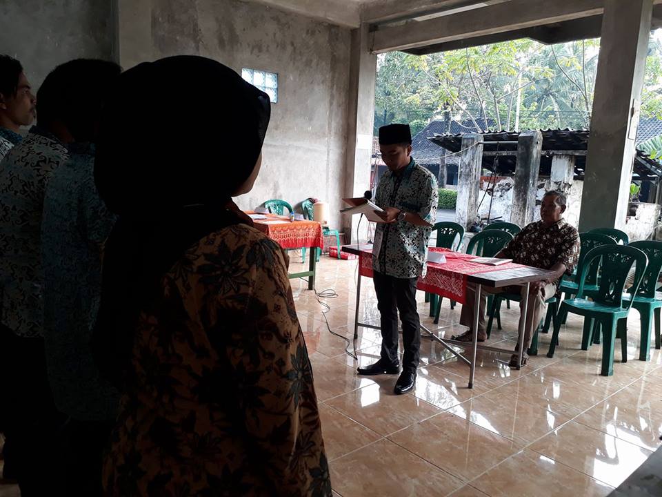 Briefing panitia jelang coblosan di daerah Bendungan, Wates. Gayeng lik (foto: Prisma Yanu) #PilkadaKulonProgo