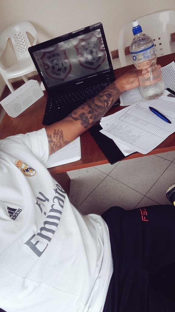 yoarizal's tweet photo. Arrojame a los lobos y volvere liderando la manada💪💪
La diferencia es que lo tuyo es prestado y de lo mio yo soy el dueño😂😍 #YoungCapo ⚽💪 https://t.co/kBrzQaXM7l