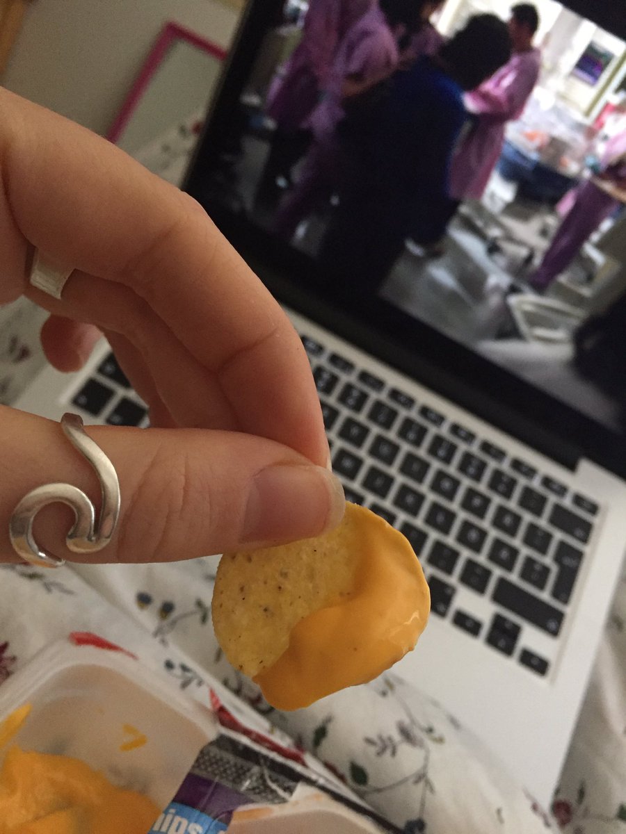 linaaslund's tweet photo. Mini nachos och greys, funkar ändå. https://t.co/poQbA0vSX7