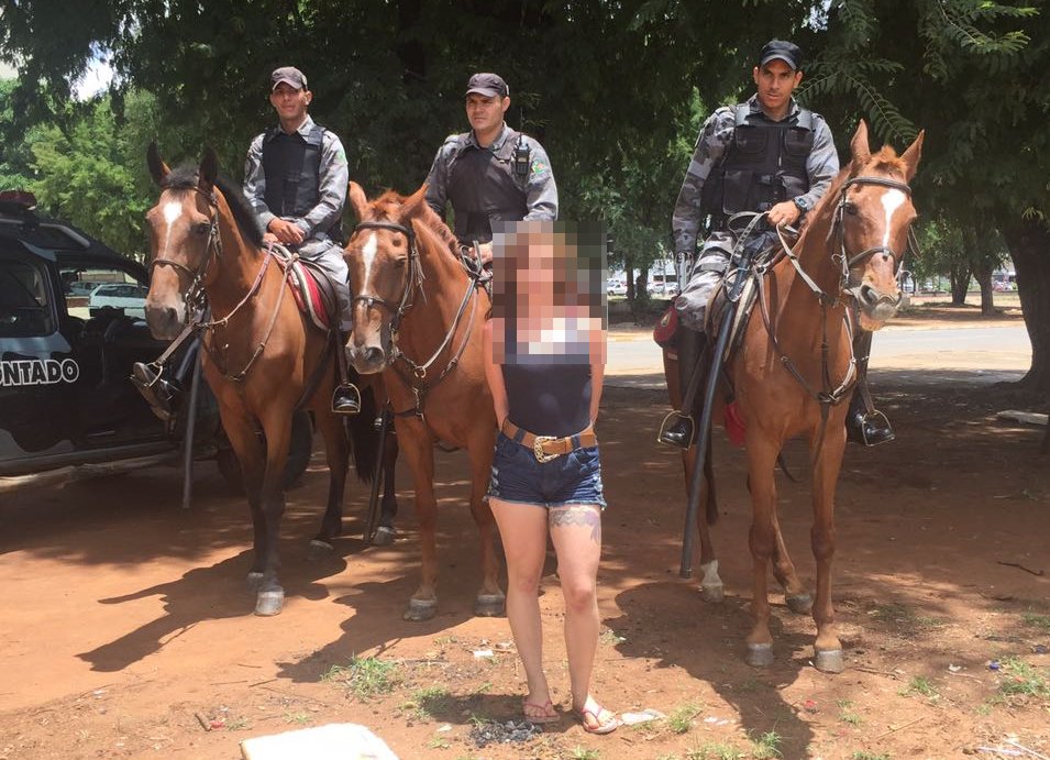CavalariaPmgo's tweet photo. Equipe de Cavalarianos, do 2º Pel, conduz mulher por desacato e desobediência que estava de posse de drogas na Praça do Trabalhador, centro. https://t.co/oYko1lCFXI