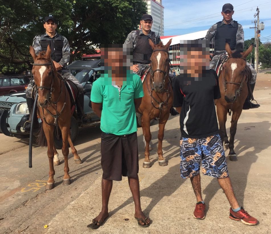 CavalariaPmgo's tweet photo. Equipe de Cavalarianos, 2º Pel, conduz individuos que estavam com 09 porções de drogas (cocaína), na Praça do Trabalhador. Setor central. https://t.co/h2LhkHkcEF