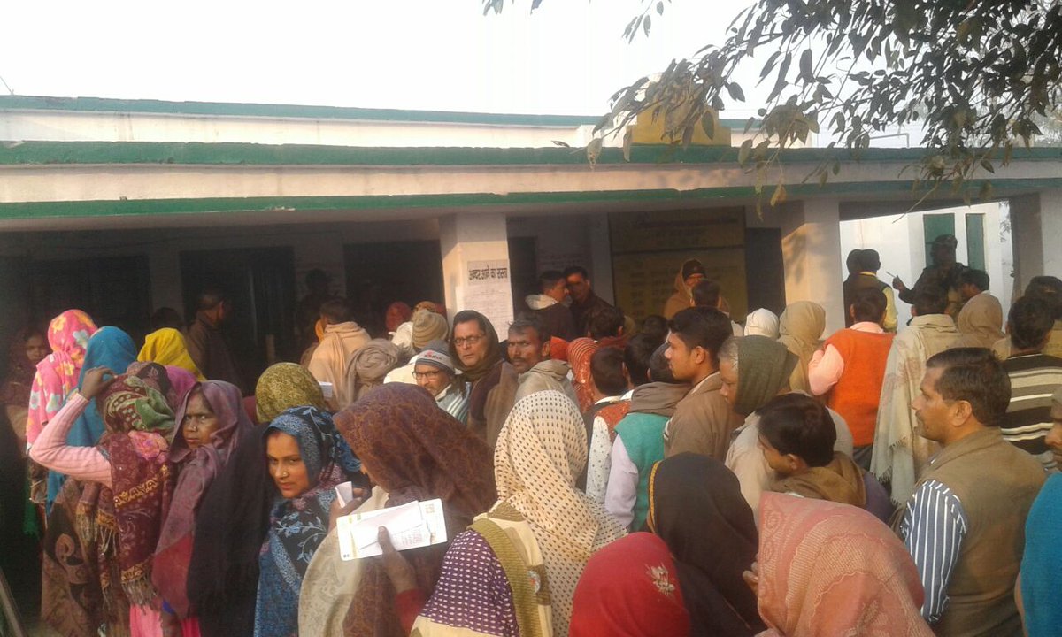 upelectionmdd's tweet photo. जनपद मुरादाबाद पुलिस द्वारा बूथो पर शान्ति पूर्वक मतदान करवाते हुए https://t.co/mjuAuoy2cy