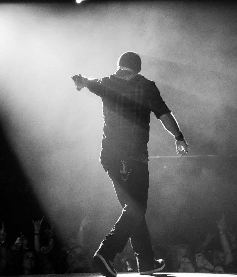 B_GilbertNation's tweet image. 📢#BGNation @BrantleyGilbert WANTS you to share your experiences, pictures, and videos from #TheDevilDontSleep tour. Let's hear ya!! 🎤📷📹