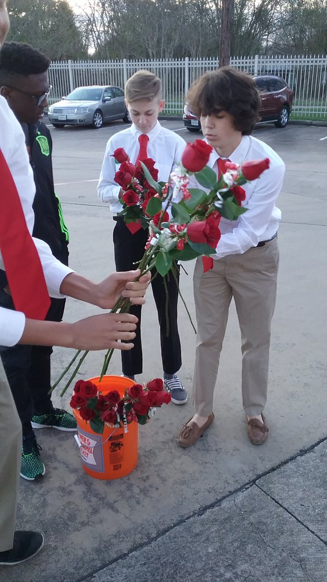 YouthOnService's tweet photo. @CarnegieRhinos Sophomores taking time this #valentinesday2017 to hand out rose and signed cards to #SeniorCitizens of #SevenAcres! #JoinYC https://t.co/r1Zo1IdwPj