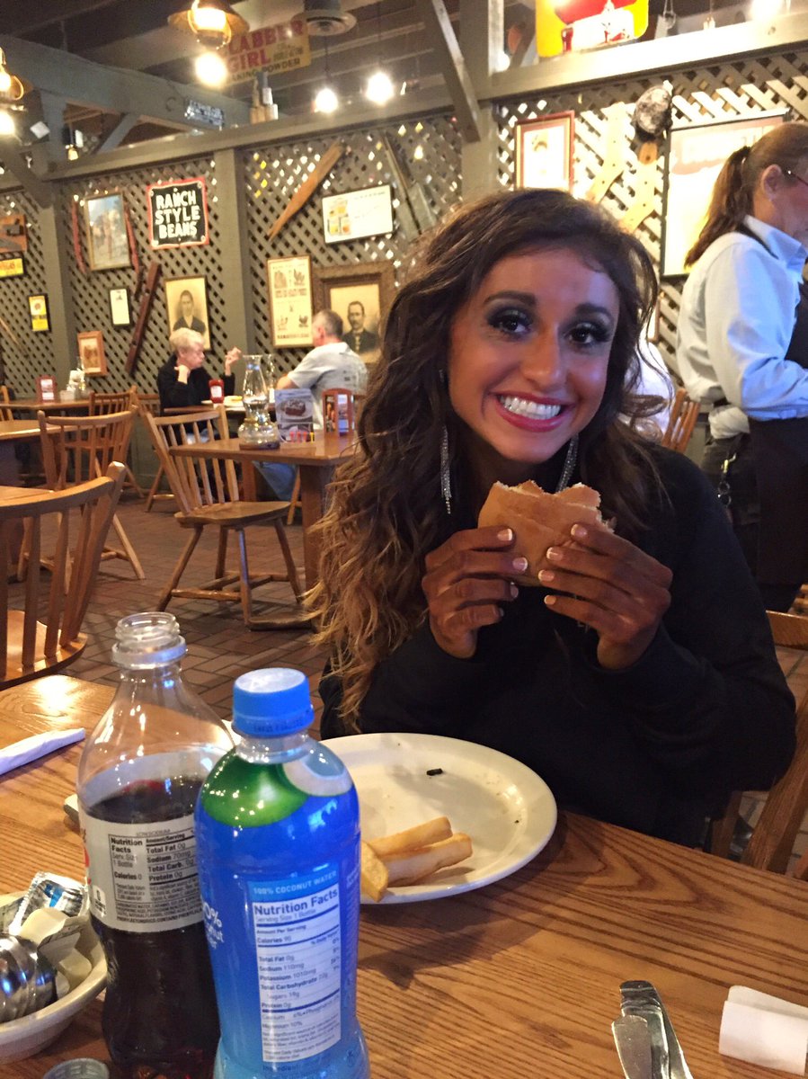 DomOlsen's tweet photo. True love is eating a cheeseburger &amp; fries after dieting for 14 weeks😛💗here's to starting all over again #showprep #tthreadz #bodybuilding https://t.co/BxpDulenDH