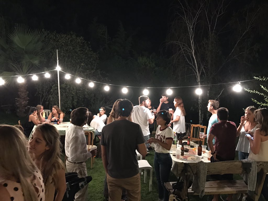 CervezaOldKrum's tweet photo. Y así se pasa la noche 🌖 Con amigos 🙋🏽♂️🙋🏾 buena música 🎵 y 50lts de #OldKrum 🍺 bien helada. Eso es amor! ❤️ #EnamorateDeVos #SanValentin https://t.co/HUPlw984E2