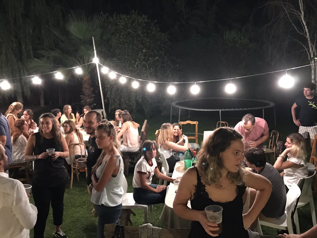 CervezaOldKrum's tweet photo. Y así se pasa la noche 🌖 Con amigos 🙋🏽♂️🙋🏾 buena música 🎵 y 50lts de #OldKrum 🍺 bien helada. Eso es amor! ❤️ #EnamorateDeVos #SanValentin https://t.co/HUPlw984E2
