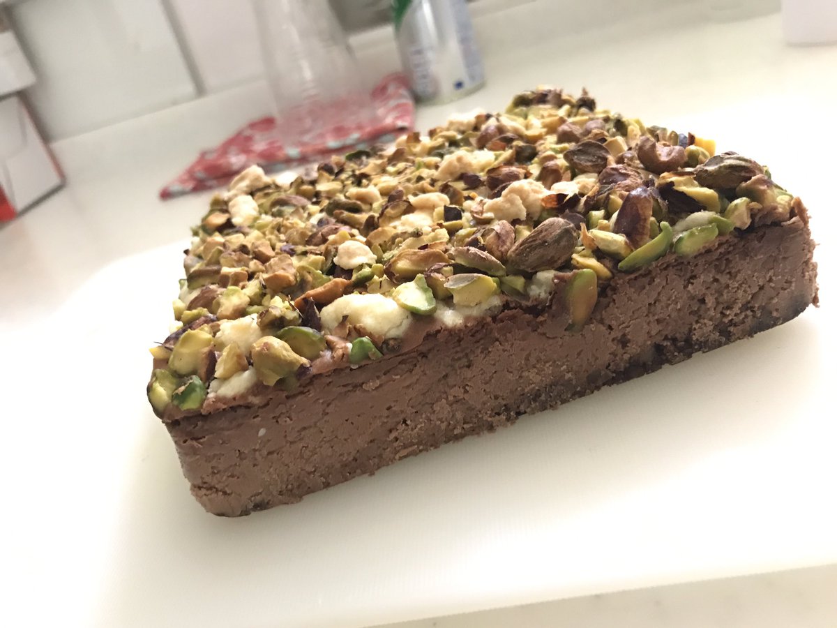 東北工大料理研究会 ピスタチオとエダムのチョコレートチーズケーキ カレー部ですがお菓子も作ります ベルギー産高級 クーベルチュールチョコレートとクリームチーズ エダム サワークリームなどを合わせたn Yタイプに仕上げました 上には