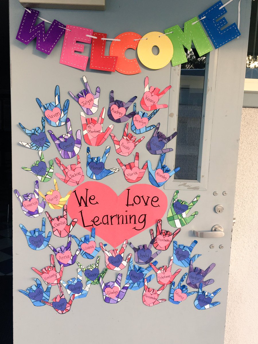 MsMartinez6th's tweet photo. Our new door in honor of Valentine's Day ❤ #welovelearning #hesdpride #hornetpride #room29 #twi https://t.co/1DfJXa9gbi