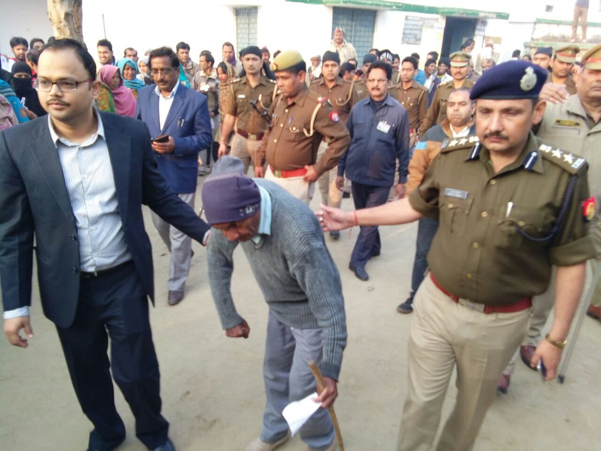 smartmoradabad's tweet photo. मतदान केंद्रों का निरीक्षण करते श्रीमान व0पु0अ0 व डीएम महोदय। #uppolice @upelectionmdd @igzonebareilly @digmoradabad https://t.co/G4YOxAmmWP