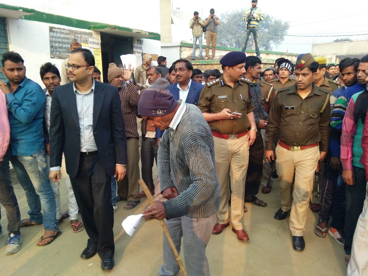 smartmoradabad's tweet photo. मतदान केंद्रों का निरीक्षण करते श्रीमान व0पु0अ0 व डीएम महोदय। #uppolice @upelectionmdd @igzonebareilly @digmoradabad https://t.co/G4YOxAmmWP