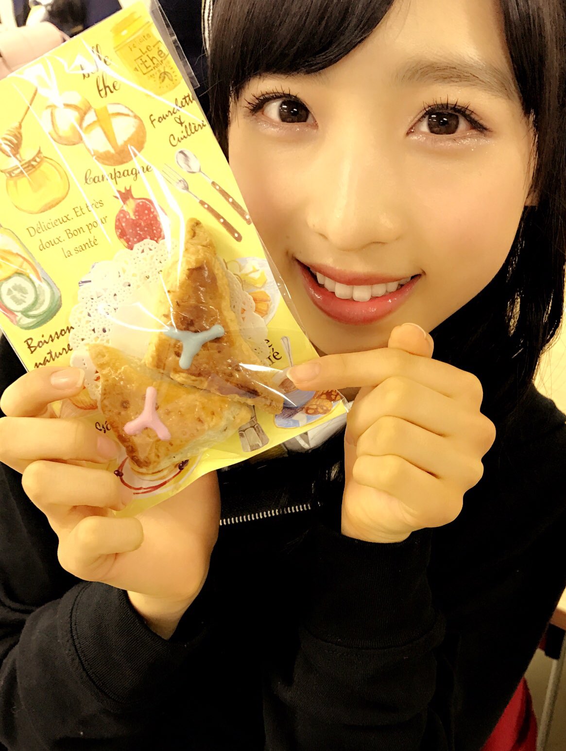 横山由依 No Twitter チーム8の小栗ゆいゆいがバレンタインくれた ゆいゆいのyy ってきいたら 横山由依さんのyyです と アップルパイ ってきいたら チョコパイです と 全問不正解でした 横山由依 No Twitter チーム8の小栗ゆいゆいがバレンタインくれた ゆいゆいのyy ってきいたら 横山由依さんのyyです と アップルパイ ってきいたら チョコパイです と 全問不正解でした