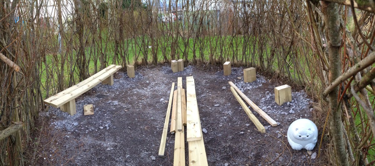 YPendalar's tweet photo. Benches yn mynd i lawr yn gret yn y twnel! Benches going in nicely in our Tunnel! Diolch #wildelements a #DelythMurphy @prifysgolbangor https://t.co/lJM31sUot1