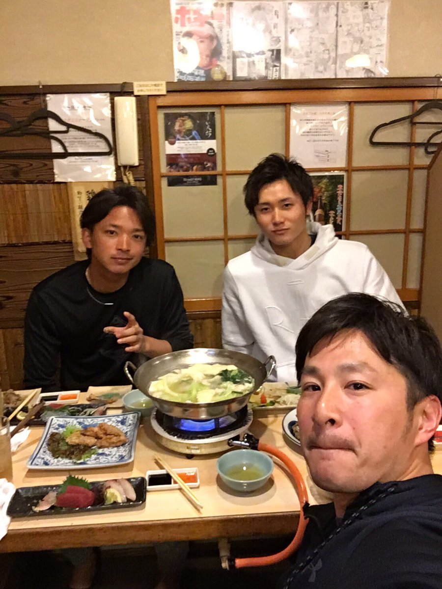 高橋純平 今日の休みは巨さんと青木さんと宮崎観光しました 休園日でモアイ像見れなかったけど鵜戸神宮に行けて 充実した休日になりました 明日からの練習も頑張りましょう