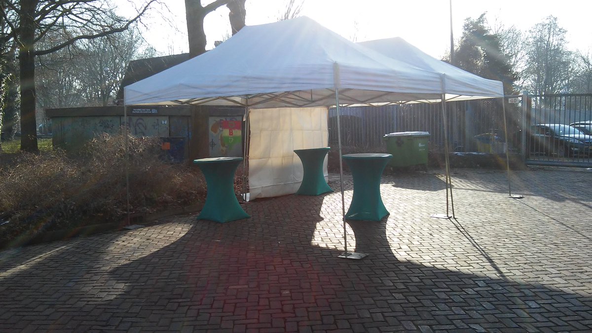 DR_Producties's tweet photo. Vanmorgen op locatie #partytenten geplaatst samen met #statafels en groene #statafelkleden. #Hurenkannatuurlijkook https://t.co/yxoqgbXrGM