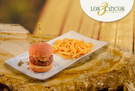 Mini #hamburguesa de rabo de toro con #queso y cebolla caramelizada...  ¡Todo un manjar en Los Tres Cincos! Compruébalo tú mismo/a...