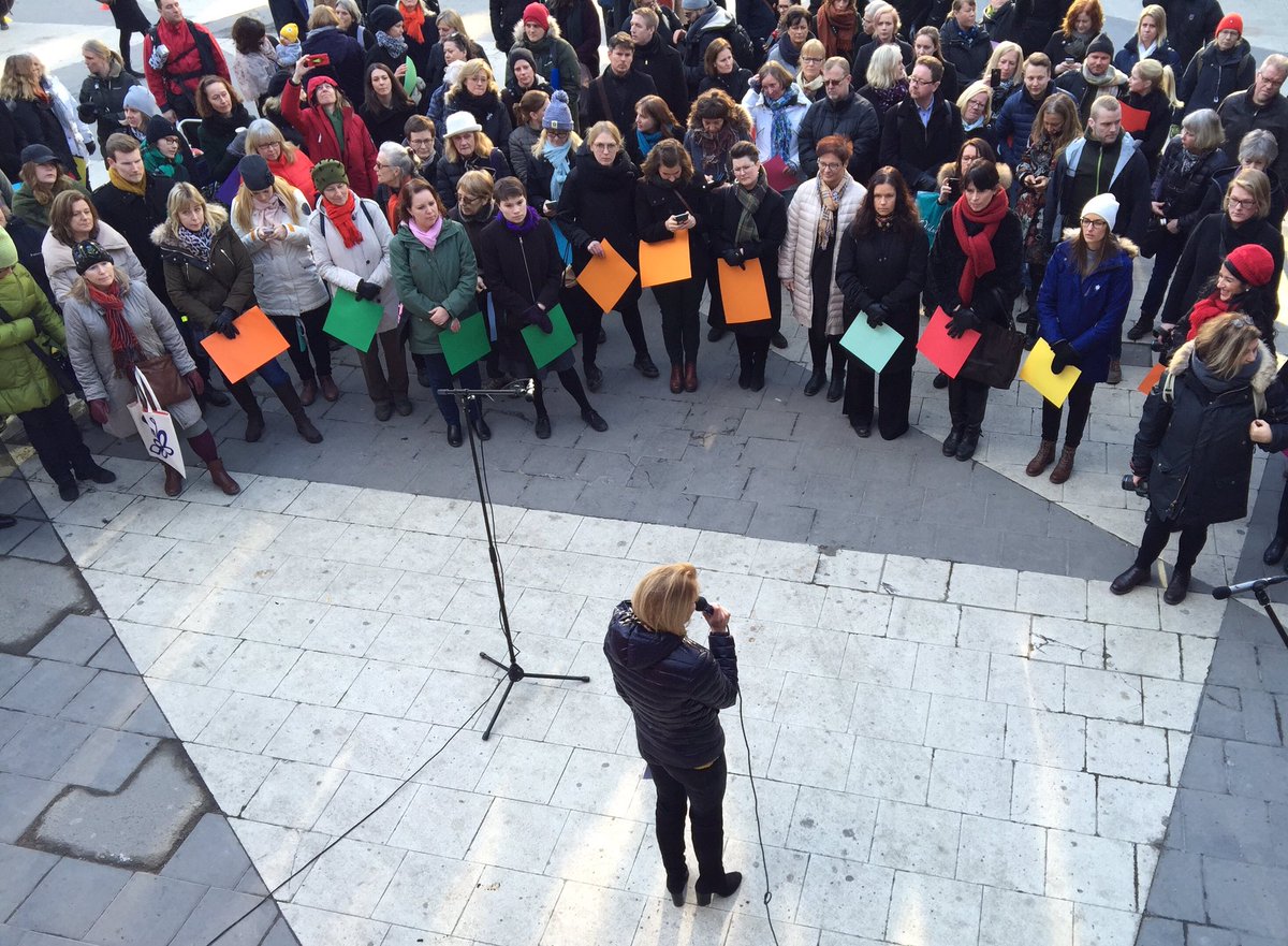 Tal av <a href="/regner_asa/">Åsa Regnér</a> när <a href="/lonheladagen/">Lön hela dagen</a> kampanjar på Sergels torg! <a href="/akademssr/">Akademikerförbundet SSR</a> #jämpol