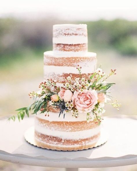 #Nakedcake is de trend in huwelijksland. Bij de #taart kun je het werk van de bakker zien ❤
Deze look is perfect voor een #backyardwedding!