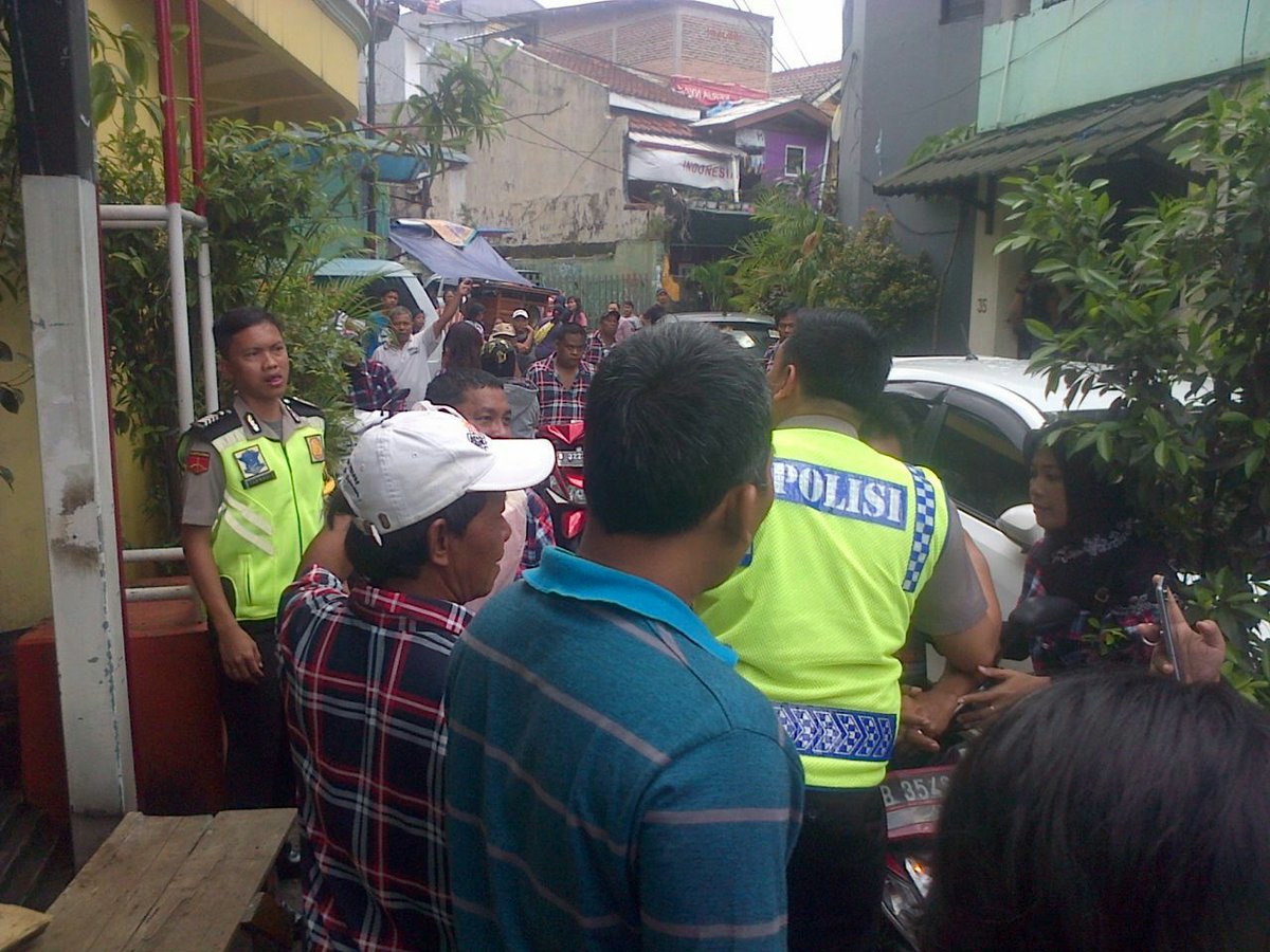 UusRsd's tweet photo. 11.45 Kericuhan warga vs kader No 2 dTPS 37 CepakaPutihBarat (membagikn makan kpd pmilih mnggunakn seragam)
-Irawan- https://t.co/GEDQLJSs7M