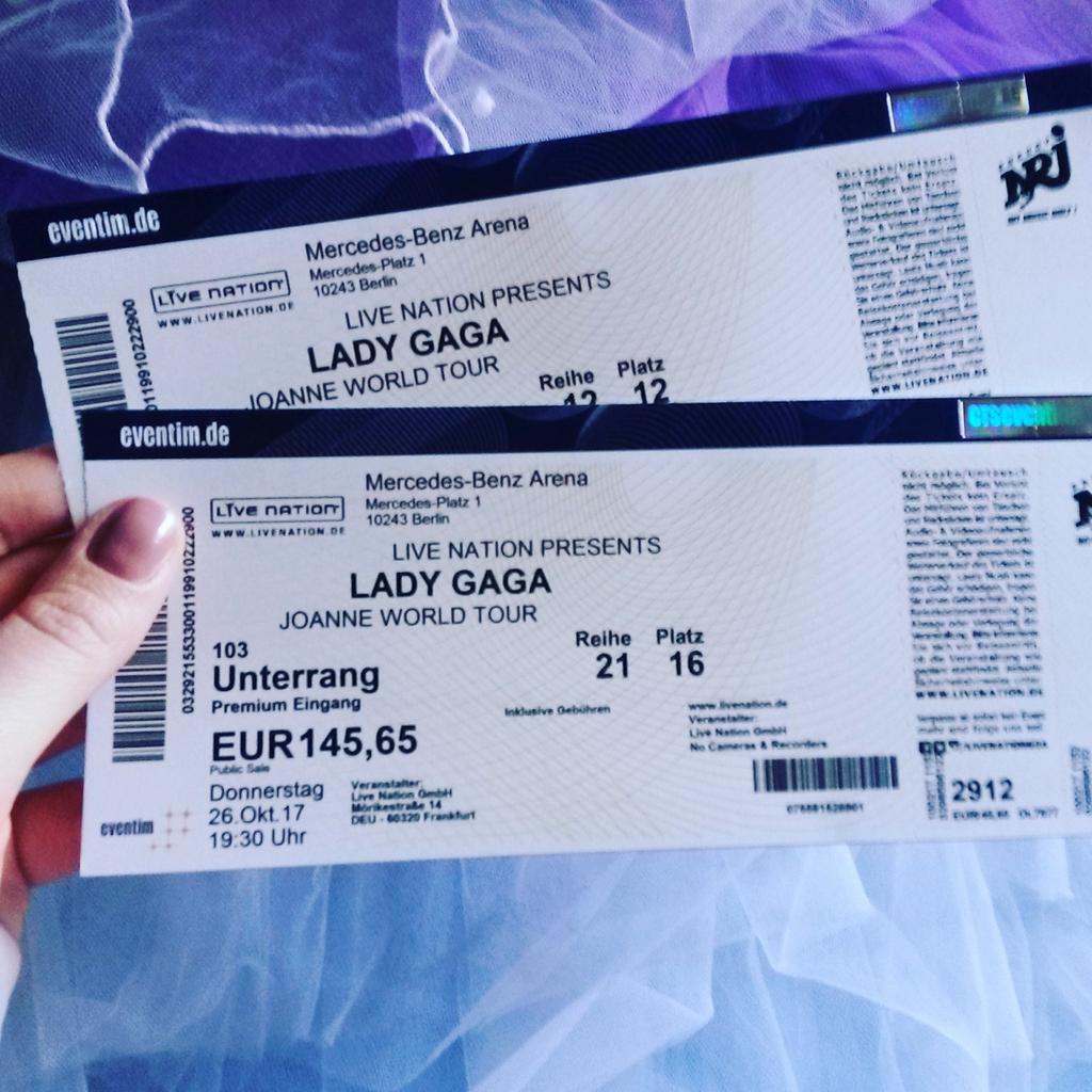 crizistern's tweet photo. Juhuuuuuu :-) ♥♥♥♥♥ #crizigagastern #crizistern #ladygaga #JoanneWorldTour ♥ https://t.co/SNKNxzYN16