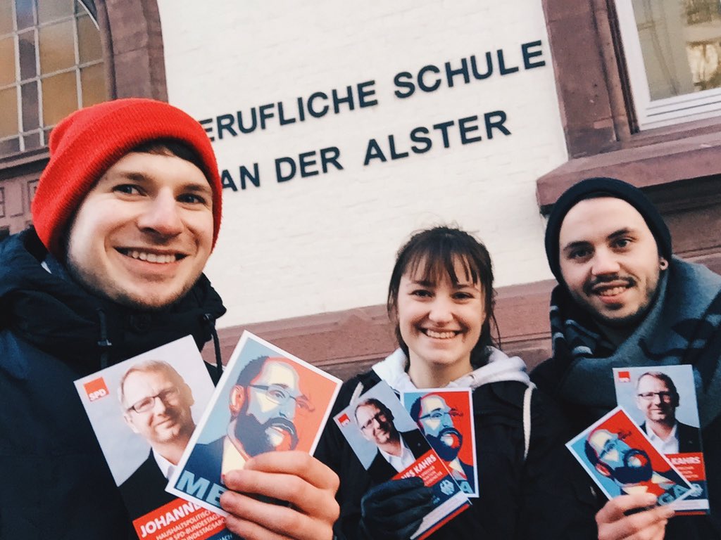 #Zeitfuerfruehverteilung! 😉
'Ne Lehrerin kam sogar raus und nahm einen Flyer, weil die Kugelschreiber immer so gut sind! 👍🏻 #zeitfuermartin