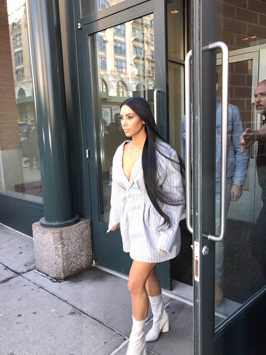 Peejington's tweet photo. Ran into @KimKardashian on my way to college. Looking beautiful as always! Self next time?! https://t.co/zEB9nUSg3V