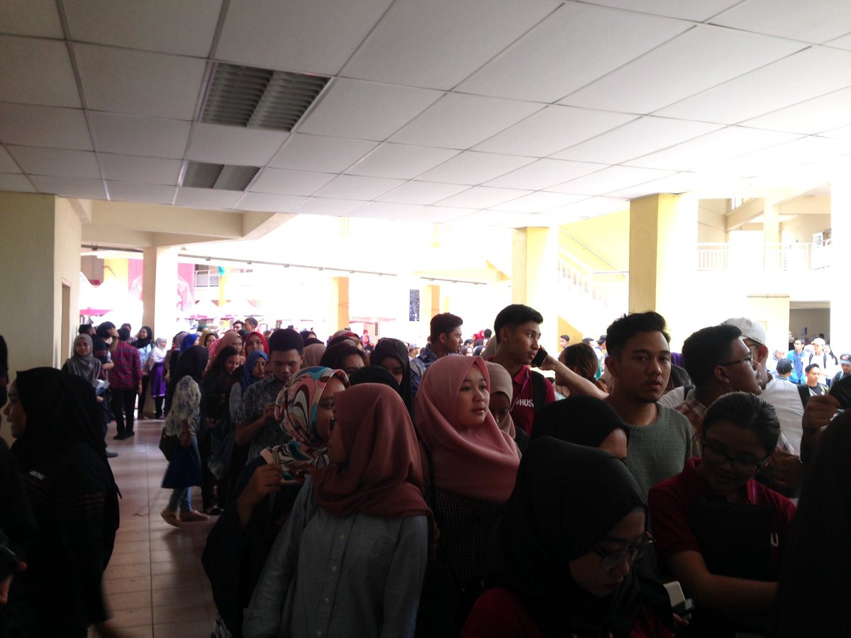 OfficialVIRAL19's tweet photo. [Live update] kini mereka sedang menunggu utk slot terakhir daripada @MuSEby4F bersama Edry KRU! #VIRAL17 https://t.co/kAQRxLweO0