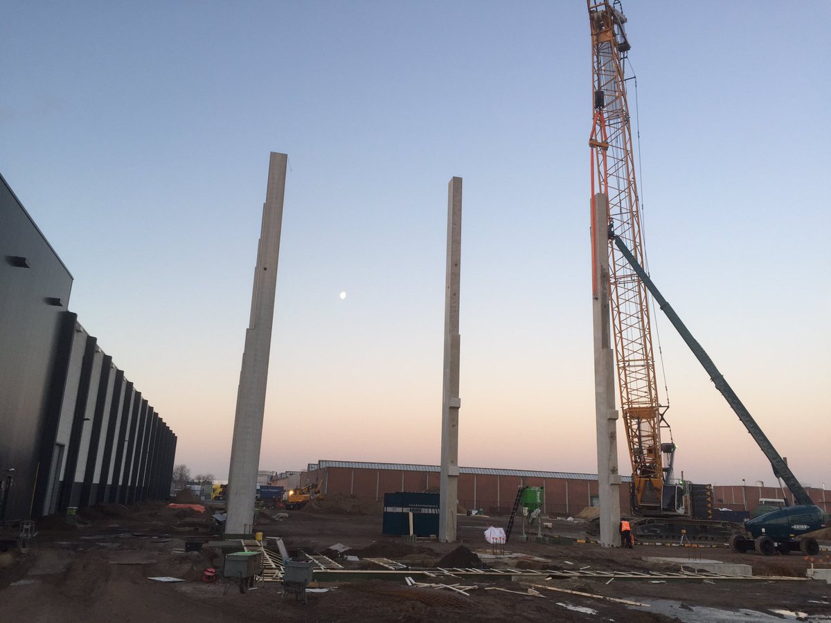 edwinwopereis's tweet photo. De eerste kolommen van 22 meter hoog voor nieuwbouw van #Kramp Varsseveld zijn geplaatst. In totaal zullen er 39 op hun plek gezet worden. https://t.co/iimIB1Sepw