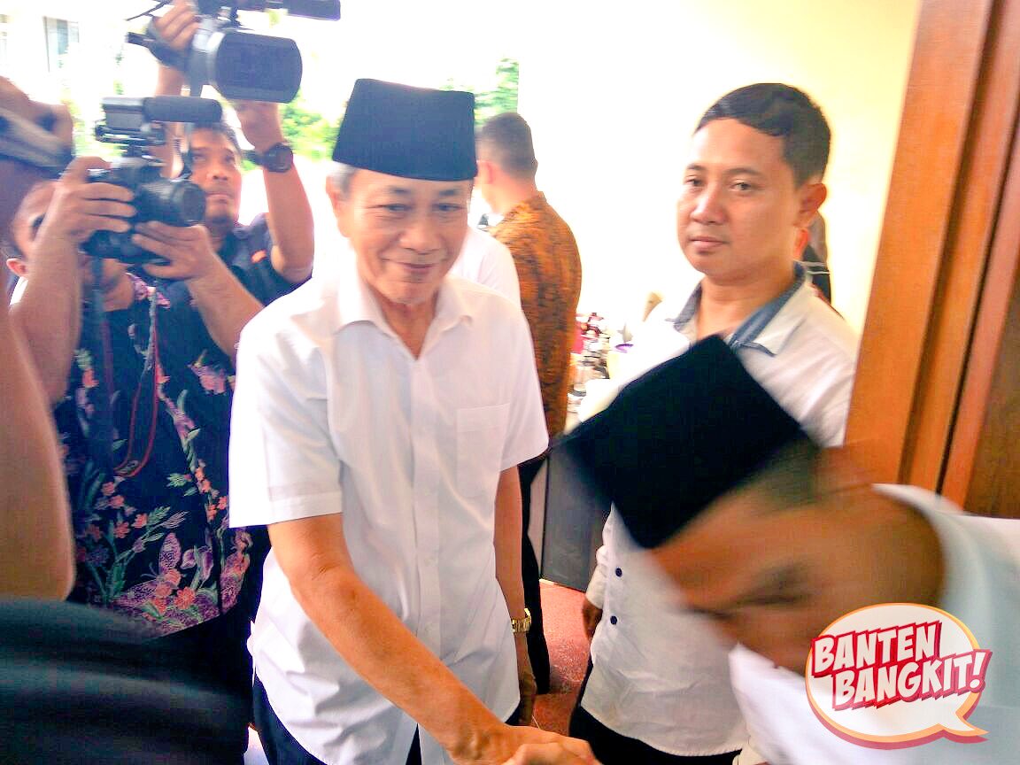 RanoEmbay's tweet photo. Haji Embay baru saja tiba di Posko Pemenangan #RanoEmbay di Modernland https://t.co/Xatl5BGy8q