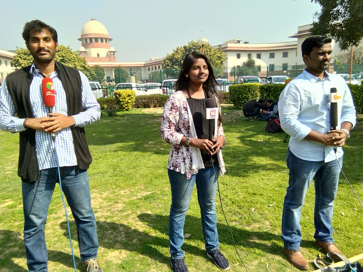 suchisoundlover's tweet photo. In between, when we three were pretending the live of #DACaseVerdict from Supreme Court #SasikalaConvicted https://t.co/UciTKIyHR0