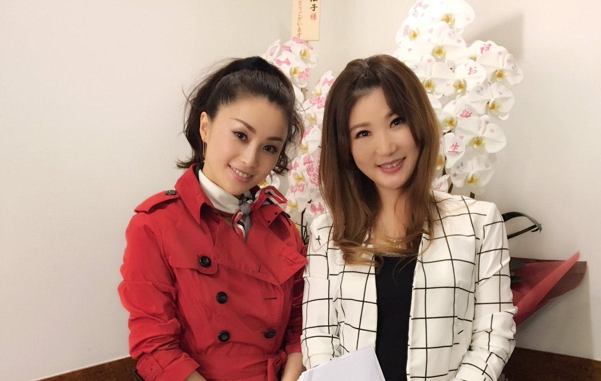Yumi 昨日は酒井法子さんのバースデー Amp デビュー30thアニバーサリーファンミのmcでした 実はいつになく緊張しました 可愛い らしくて気さくなお姉様 これからも応援しています のりピーファンの皆様もマンモス暖かかったです Yumi 昨日は酒井法子さんのバースデー Amp デビュー30thアニバーサリーファンミのmcでした 実はいつになく緊張しました 可愛い らしくて気さくなお姉様 これからも応援しています のりピーファンの皆様もマンモス暖かかったです
