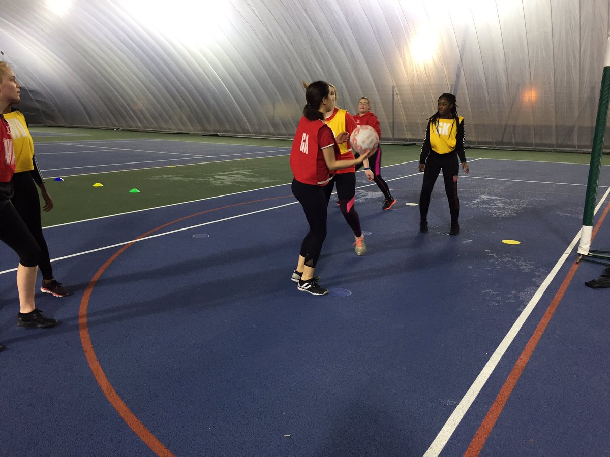 hayleymartin27's tweet photo. @UOE_Netball circle work training for Col A team #movement #shooting #circleedge https://t.co/6unP4JPwZp