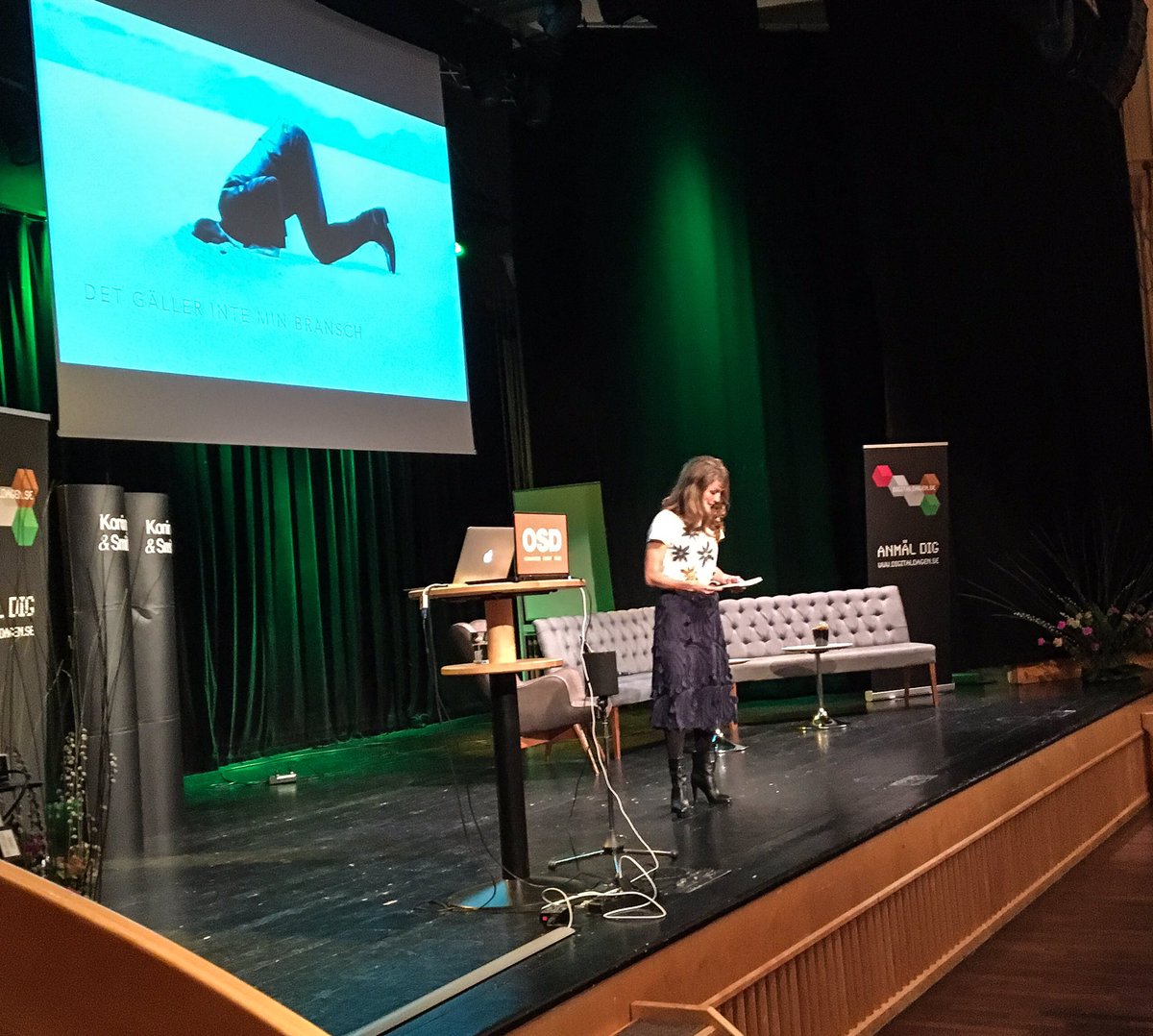 pmkikajon's tweet photo. @miaforsgren öppnar #digitaldagen2017 och publiken lyssnar andäktigt. https://t.co/cVDLn4C3Nm