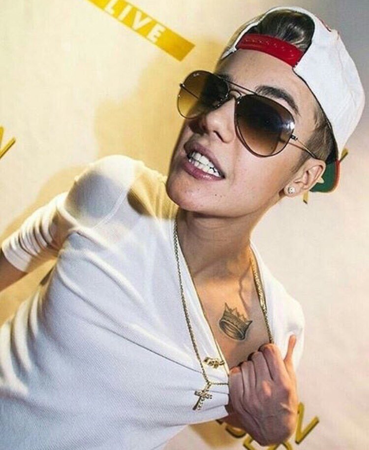 biebsfire06's tweet photo. two #iHeartAwards #BestFanArmy #Beliebers https://t.co/e8C81O6ZUE