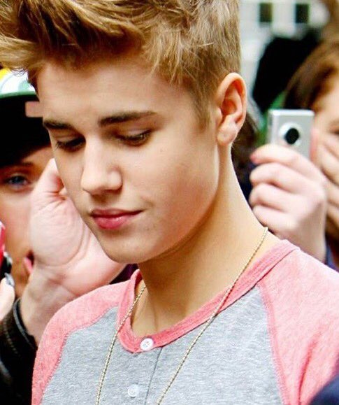 biebsfire06's tweet photo. five #iHeartAwards #BestFanArmy #Beliebers https://t.co/Ac99TkZ6rd